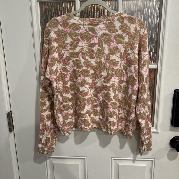 CeCe Women  Medium V-Neck Sweater Soft Knit Beige Pink Leaf Pattern Pullover NWT - Picture 4 of 12